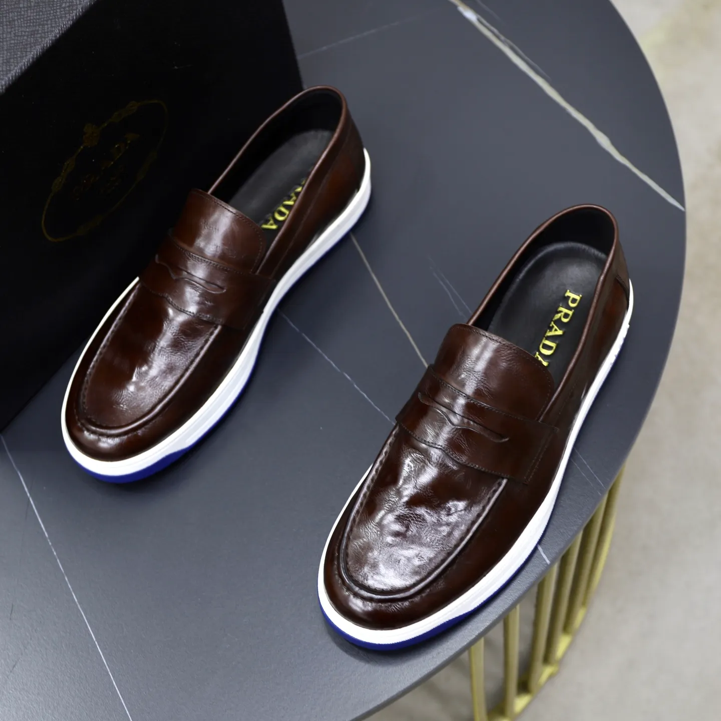 Factory price: 💰640 Prada classic men’s lace-up casual shoes | Imported cowhide upper | Upper stitching layered design, light and breathable | Soft and comfortable | Decorated with PRADA letters on the side | Distinctive sports style, showing the brand style | Lightweight concave and convex pattern rubber soles | Matched with cowhide foot pad lining | Excellent foot feel, fashionable and elegant | Size: 38-44 (45 customized)